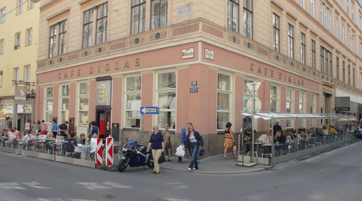 Die historische Fassade des Café Diglas in der Wollzeile